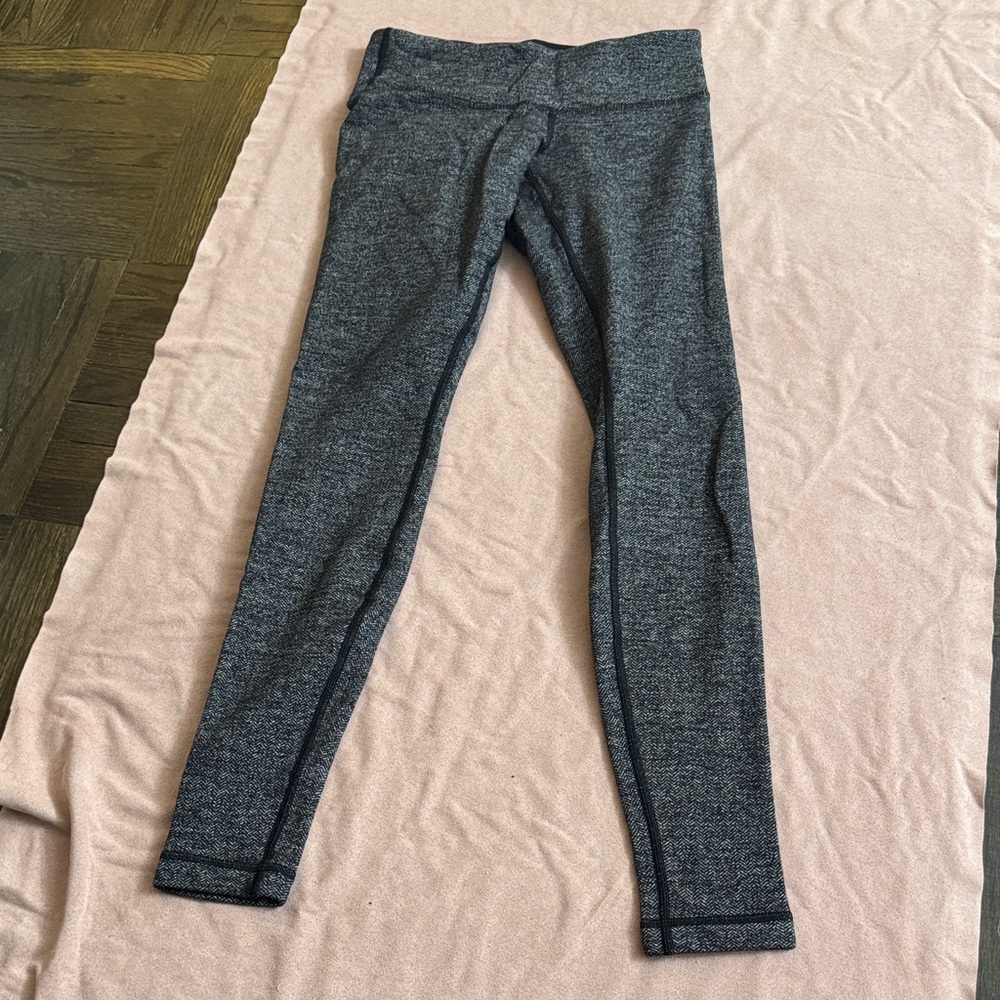 This is a USED Lululemon Athletica Gray Leggings - Size 4